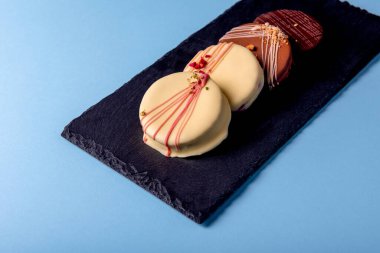 Kahverengi, siyah üzerine beyaz çikolata kaplı leziz Ischler kurabiyeleri. Ev yapımı pişirme, Noel zamanı.