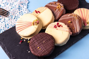 Kahverengi, siyah üzerine beyaz çikolata kaplı leziz Ischler kurabiyeleri. Ev yapımı pişirme, Noel zamanı.