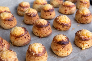 Bir tepsi taze Pagaca geleneksel Doğu Avrupa tuzlu çörekleri peynirli Pogace. Peynirle doldurulmuş Pogaca