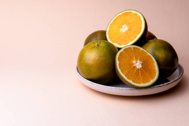 Göbek çikolatalı portakallar tabakta. Çikolata portakalı, ilk kez 2006 yılında İspanya 'nın Valencia şehrinde keşfedilen bir tür Göbek Portakalı çeşididir..