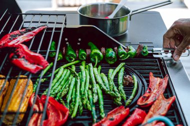 Biber, paprika, mangalda kuşkonmaz pişirmek..