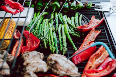 Izgarada et ve sebze pişirmek ya da sıcaklığı kontrol etmek..