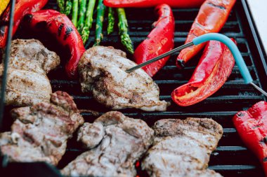 Izgarada et ve sebze pişirmek ya da sıcaklığı kontrol etmek..