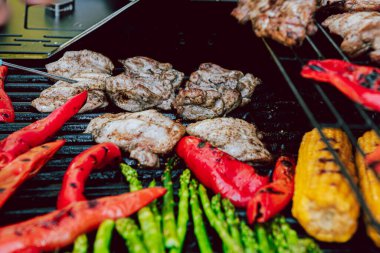 Izgarada et ve sebze pişirmek ya da sıcaklığı kontrol etmek..