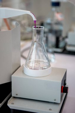 Kahverengi şişeli elle kontrol istasyonu. Laboratuvar ekipmanları, permanganat indeksinin tigrasyonu