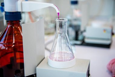 Kahverengi şişeli elle kontrol istasyonu. Laboratuvar ekipmanları, permanganat indeksinin tigrasyonu