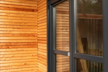 Ormandaki modern modüler ev. Ahşap ev cephesi,