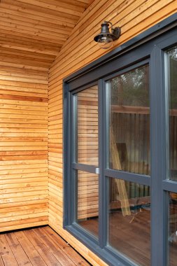 Ormandaki modern modüler ev. Ahşap ev cephesi,