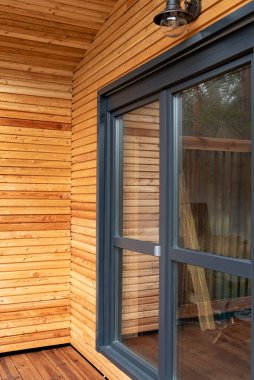 Ormandaki modern modüler ev. Ahşap ev cephesi,