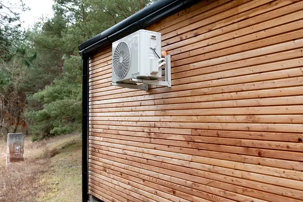 Odunsu ahşap bir ev ve yanında klima var.