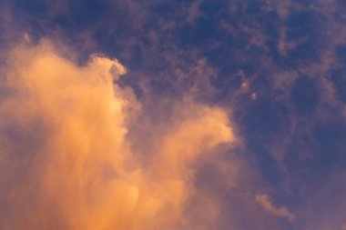 Özel canlı gün batımı. mavi gökyüzü ve renkli turuncu güzel bulutlar