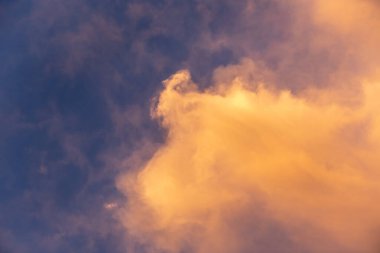 Özel canlı gün batımı. mavi gökyüzü ve renkli turuncu güzel bulutlar