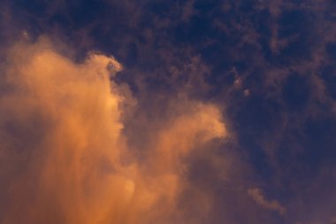 Özel canlı gün batımı. mavi gökyüzü ve renkli turuncu güzel bulutlar