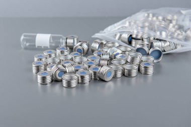 Şişeler için kauçuk septumlu dairesel metal kaplama. HPLC, gaz kromatografisi ölçümü, otomatikleştirme tüpleri.