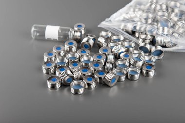 Şişeler için kauçuk septumlu dairesel metal kaplama. HPLC, gaz kromatografisi ölçümü, otomatikleştirme tüpleri.