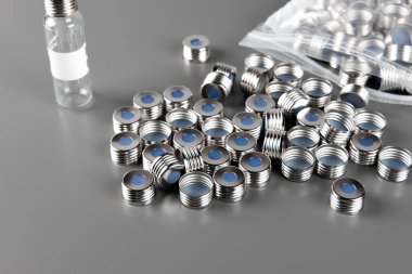 Şişeler için kauçuk septumlu dairesel metal kaplama. HPLC, gaz kromatografisi ölçümü, otomatikleştirme tüpleri.