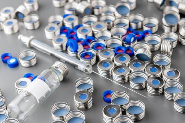 Şişeler ve şırınga için kauçuk septumlu dairesel metal kaplama. HPLC, gaz kromatografisi ölçümü, otomatikleştirme tüpleri.