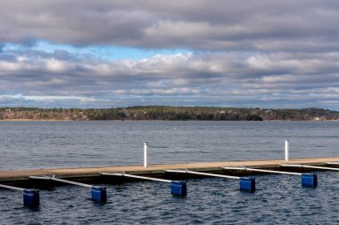 Turist için boş marina ve tekne sezonu başlıyor. Bağlanmanın ilkbahar manzarası. Göl kenarındaki serbest rıhtım manzarası. Güneşli bulutlu bir gün.