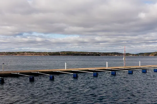 Turist için boş marina ve tekne sezonu başlıyor. Bağlanmanın ilkbahar manzarası. Göl kenarındaki serbest rıhtım manzarası. Güneşli bulutlu bir gün.
