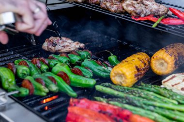 Izgara tavuk, mısır koçanı, paprika, padron, sıcaklığı kontrol eden kuşkonmaz, insan elinde et maşası..