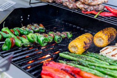 Izgara tavuk, mısır koçanı, paprika, padron, kuşkonmaz, et.