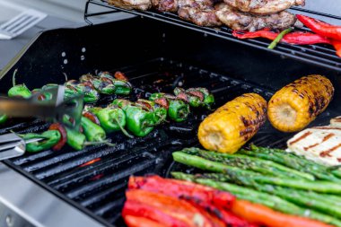 Izgara tavuk, mısır koçanı, paprika, padron, kuşkonmaz, padron.