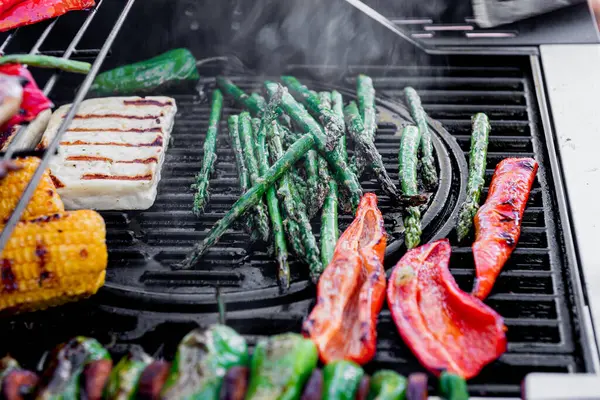 Kızarmış mısır koçanı, paprika, Padron, kuşkonmaz ve peynir..