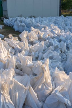 Bir çuval, kentsel alanlarda sel baskınını önlemek için duvar olarak kullanılacak kumla doludur..
