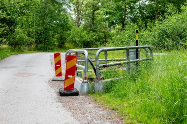 Çalışma alanı engellerle kapatıldı ve yol çalışması için imza atıldı