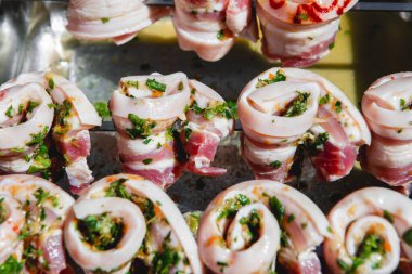 Izgaraya hazır taze otlar ve baharatlarla marine edilmiş domuz göbeği şişleri. Geleneksel açık hava yemekleri ve et hazırlama konsepti.