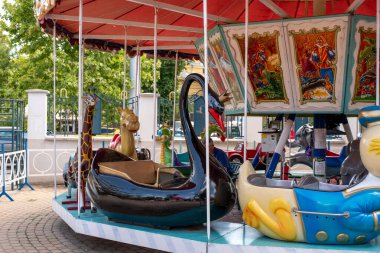 Lunaparktaki atlı karınca. Geleneksel panayır atlıkarıncasında hayvanlar.