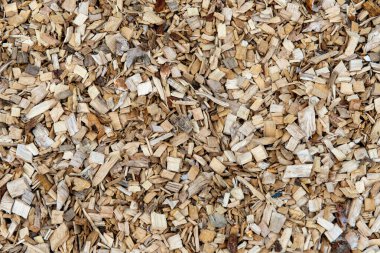 Geçmişi. Büyük bir yığın taze odun. Parçalanmış ahşap, saman, peyzaj ya da orman patikalarını kaplamak için kullanılır..