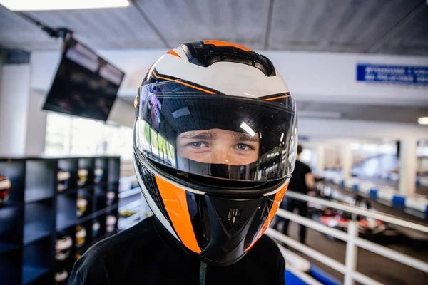 Nastolatek Kasku Wyścigowym Przygotowuje Się Wyścigu Tor Kartingowy — Zdjęcie stockowe