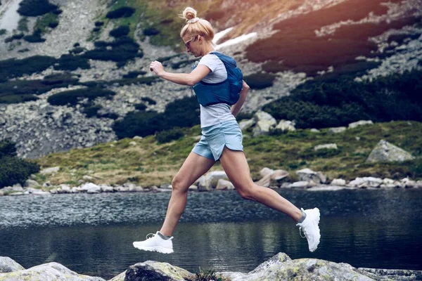 아름다운 금발의 바위와 달리고 폴란드의 타트라 산맥에서 스포츠를 — 스톡 사진
