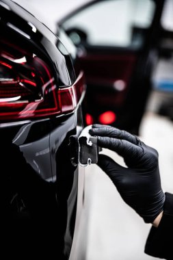 Detaylı bir stüdyo çalışanı ya da araba yıkama dikkatlice seramik ya da grafen kaplama uygular