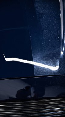 Vernik düzeltmesinden önce ve sonra etki. Arabanın boyasını cilalamak tüm çizikleri ve paspası kaldırmanı sağlar. Otomatik temizleme