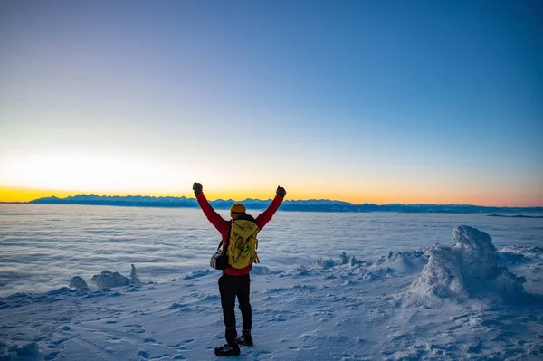 Homem Sobe Pico Montanha Inverno Durante Nascer Sol Nascer Sol — Fotografia de Stock