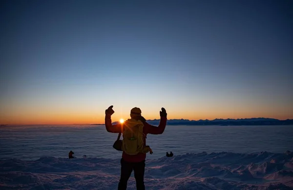 Homem Sobe Pico Montanha Inverno Durante Nascer Sol Nascer Sol — Fotografia de Stock
