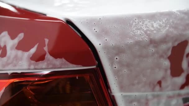 Carro Vermelho Coberto Com Espuma Ativa Branca Uma Lavagem Manual — Vídeo de Stock