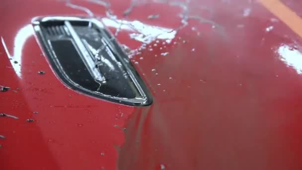 Ξεπλένει Χώμα Από Χρώμα Κόκκινου Αυτοκινήτου Πλυντήριο Πίεσης Χωρίς Επαφή — Αρχείο Βίντεο