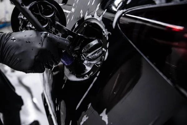 Araba Yıkama Atölyesi Araba Yıkama Çalışanı Siyah Bir Arabanın Benzin — Stok fotoğraf