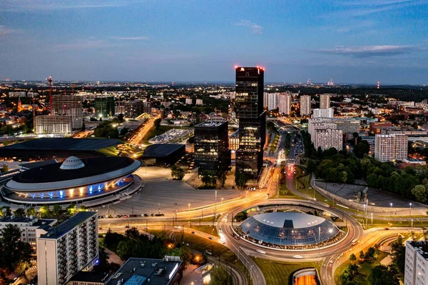 夕方にはラウンドバウトとモダンなオフィスタワーとカトヴィツェ中心部の空中ドローン写真 カトヴィツェ シレジア ポーランド — ストック写真