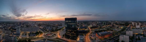 夕方にはラウンドバウトとモダンなオフィスタワーとカトヴィツェ中心部の空中ドローン写真 カトヴィツェ シレジア ポーランド — ストック写真