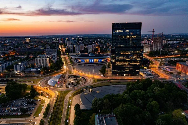 夕方にはラウンドバウトとモダンなオフィスタワーとカトヴィツェ中心部の空中ドローン写真 カトヴィツェ シレジア ポーランド ロイヤリティフリーのストック画像