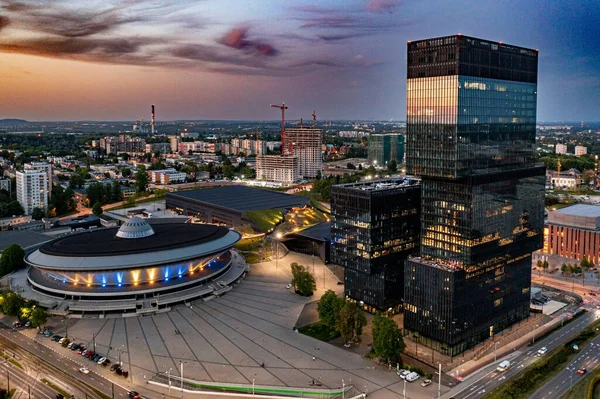 卡托维兹中心和办公大楼及Spodek晚上 空中无人驾驶飞机视图 波兰西里西亚Katowice 免版税图库照片