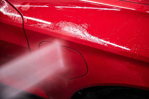 Egy Modern Piros Autót Mosni Egy Autómosóban Nyomásmosóval Érintetlen Mosás — Stock Fotó