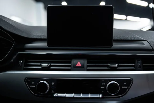 広告のためのスペースを備えた現代の車のマルチメディアシステムの画面 — ストック写真