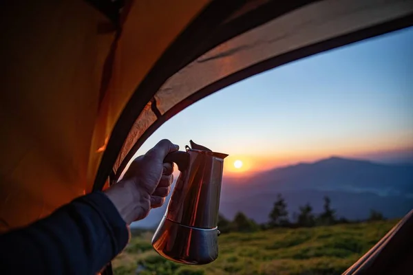 Uomo Turista Tiene Dispositivo Fare Caffè Una Moka Pot Bruciatore — Foto Stock