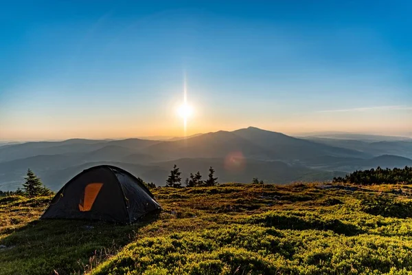 Tenda Durante Trekking Campeggio Montagna Alba Sulle Montagne Polacche Pilsko — Foto Stock