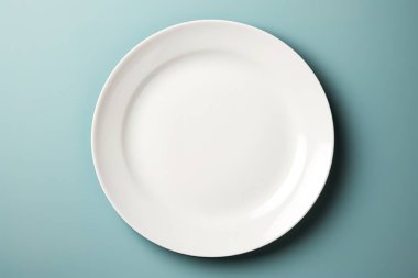 Boş beyaz tabak. Üst Manzara. Düz yatıyordu